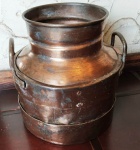 Antigo galão de leite em cobre. Mede: 38x36 cm.
