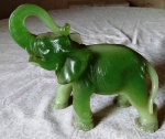 Elefante em jade, faltam as presas de marfim. Mede: 18x16 cm.