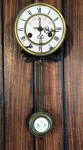Relógio de pêndulo ra junghans com mostrador em porcelana. Mede: 15x9x45 cm.