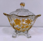Compoteira em cristal bem antigo com desenhos florais em ouro . Mede: 16x17 cm