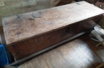 Muito Antigo Báu em madeira bruta de lei com chave . Mede: 153 x 53 x 56 cm