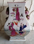 Vaso em porcelana chinesa `quadrada` ornamentada com monges , com selo vermelho. Mede: 31x15x20 cm.