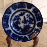Prato em porcelana AZUL BORRÂO - SHANGAI , modelo pagode. Possui bicados e marcas do tempo Mede: 23x23 cm.