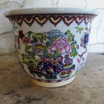 Vaso de porcelana chinesa ormanetado com flores . Selo vermelho   Mede: 15x20 cm.