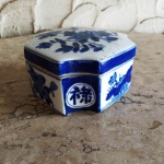 Antiga Caixa  em porcelana chinesa lindamente ornamentada com passarinho azul  . Mede: 13x13x7 cm.