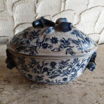 Antiga Sopeira em porcelana inglesa com temas florais azuis,marcas do tempo  Mede: 28x19x16 cm.
