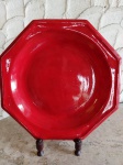 Grande prato em porcelana pintada vermelha  esmaltada - assinada por Vitti (?). Mede: 45 cm.Suporte não acompanha.