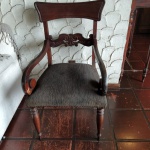 Cadeiral em madeira maciça nobre, estilo chipandelle . Mede: 57x60x100 cm.