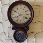 Antigo Relógio modelo OITO em madeira - marca Ansonia. Não testado . No estado  Mede: 56x34 cm.