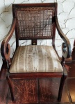 Cadeira em madeira maciça com encosto de palhinha . Braço rabo de macaco . Estofamento precisa de restauro. Mede: 47x60x87 cm.