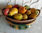 Centro de mesa em porcelana. Acompanha 15 frutas diversas em cerâmica. Mede: 36x22x23 cm.