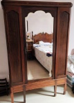 Antigo Guarda-roupa em madeira maciça com espelho bisotado. Década 30. Mede: 112x175x50 cm.