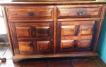 Buffet de madeira de jacarandá maciça, 2 portas e 2 gavetas. Mede: 44x124x83 cm.
