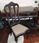 Escrivaninha em madeira maciça de jacarandá com duas gavetas. Acompanha cadeira em jacarandá. MEde: 130x76x84 cm (mesa) e 106x44x48 cm (cadeira).