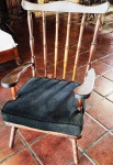 Cadeiral em jacarandá. Mede: 71x102x60 cm