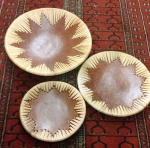Belíssimo Jogo de 3 pratos de cerâmica  do vietnam em formato redondo  ricamente trabalhados com detalhes em Rattam, acabamento impecável e pode ser lavado com alta durabilidade, não mancha e lavavél. Medem:( 30  cm -  24  cm - 20 cm )