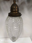 Belíssimo lustre em bronze com diferenciada cúpula de cristal ricamente ornamentada . Mede: 37 x20 cm ( 26 de cúpula)
