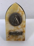 Santinho de mesa em ônix com medalhão de PRATA . Mede: 8 cm 