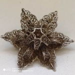 Lindo Broche em PRATA portuguesa  filigramada em formato de flor . Mede: 3 cm