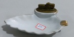 Isqueiro com base em porcelana, filetado a ouro - Medida: 13 X 9 CM 
