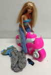 Antiga boneca barbie estilo hippie  - marca mattel  - indonesia - cabelos  loiros -  1999 acompanha  motocicleta , sem afirmar que pertence a ela.