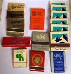 Conjunto de antigas caixas de fósforos promocionais carregadas com palitos