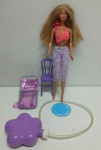 Antiga boneca Barbie  - marca mattel -  malasya - cabelos  loiros plisados -  1966 - com kit de piscina , mochila cadeira , cadeira e apetrechos.