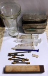 Antigo kit de farmácia com 5 seringas de vidro com agulhas , adaptadores ,caixas de metal das seringas e medidores e funil de vidro.( bicado ) - No estado