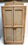 MUITO ANTIGO GUARDA ROUPA DE BONECAS EM MADEIRA . MEDE: 32X62X22 CM