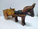Cavalo e carroça de madeira com detalhes em couro. Mede: 44cm.