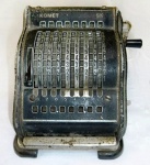 Raríssima Máquina de Calcular KONET -SK na caixa original. Não testada em suas funcionalidades no estado. http://www.rechenmaschinen-illustrated.com/pictures_1951.htm#Komet%20SK