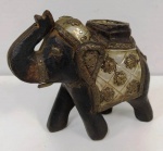 Antigo estatua de elefante em madeira com composição de metal . Mede: xx cm