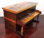 Linda Caixa em madeira em formato de piano com tampo em marcheteria , possui chave . Mede: 24x14x13