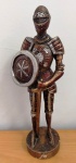 Estátua de Guerreiro em armadura em resina . Mede: 37 cm - No estado  (Fk)