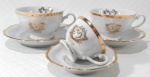 GERMER PORCELANAS - Trio contendo 2 xícaras para chá e 1 xícara para café `BODAS DE OURO` com farta douração. Medem 6 x 9,5 cm as xícaras de chá e 14,5 cm de diâmetro os píres / 4 x 7 cm a xícara de café e 10,5 cm de diâmetro o píres.