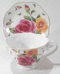 Belíssima xícara para chá e seu respectivo píres ricamente adornados por rosas em policromia e filetação dourada nas bordas. Medem 6,5 x 9,5 cm a xícara e 14 cm de diâmetro o píres.