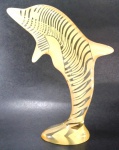 PALATNIK – Escultura cinética representando golfinho em resina de poliéster de manufatura Abraham Palatnik. Medindo 22 cm de altura por 16 cm de comprimento. 