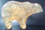 PALATNIK – Escultura cinética representando urso polar em resina de poliéster de manufatura Abraham Palatnik. Medindo 12 cm de altura por 19,5 cm de comprimento. 