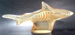 PALATNIK  Escultura cinética representando tubarão em resina de poliéster de manufatura Abraham Palatnik. Medindo 12,5 cm de altura por 27 cm de comprimento.