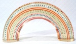 PALATNIK – Escultura cinética representando arco íris em resina de poliéster de manufatura Abraham Palatnik. Medindo 12 cm de altura por 20,5 cm de comprimento. 