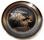 Belo prato em porcelana negra fabricado na Grécia (marcado na base) com pintura dourada feita a mão representando o deus Apolo conduzindo biga de cavalos alados. Mede 24,5 cm de diâmetro.