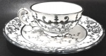 BAVÁRIA - GERMANY - Raríssima chávena em porcelana alemã com pintura manual em PRATA DE LEI com decoração de ramos, flores e arabescos. Peça perfeita, de coleção. Medem 6 x 10 cm a xícara e 19 cm de diâmetro o pratinho.