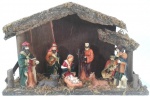 Decorativo presépio de Natal representando a vinda dos Reis Magos para conhecer o menino Jesus, manufaturado em madeira, resina e serragem natural. Mede 21 cm de altura por 30 cm de comprimento e 9 cm de largura.