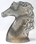 PALATNIK – Escultura cinética representando grande cabeça de cavalo em resina de poliéster de manufatura Abraham Palatnik. Medindo 27,5 cm de altura por 22 cm de comprimento. 