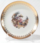 GERMER PORCELANAS - Decorativo prato contendo belo cenário bucólico em policromia e farta douração de volutas e arabescos. Mede 18,5 cm de diâmetro.