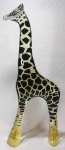 PALATNIK  Escultura cinética representando grande girafa em resina de poliéster de manufatura Abraham Palatnik. Medindo 50 cm de altura por 20 cm de comprimento.
