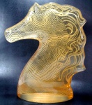 PALATNIK  Escultura cinética representando grande cabeça de cavalo em resina de poliéster de manufatura Abraham Palatnik. Medindo 27,5 cm de altura por 22 cm de comprimento.