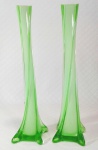 Par de vasos solifleur em vidro leitoso em tons verde água / branco (interior) de corpo retorcido canelado. Medem 30 cm de altura cada.