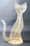 PALATNIK  Escultura cinética representando grande felino  em resina de poliéster de manufatura Abraham Palatnik. Medindo 40 cm de altura por 25 cm de comprimento.
