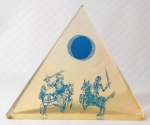 PALATNIK – Escultura cinética representando pirâmide em resina de poliéster de manufatura Abraham Palatnik. Medindo 16 cm de altura por 20,5 cm de comprimento. 